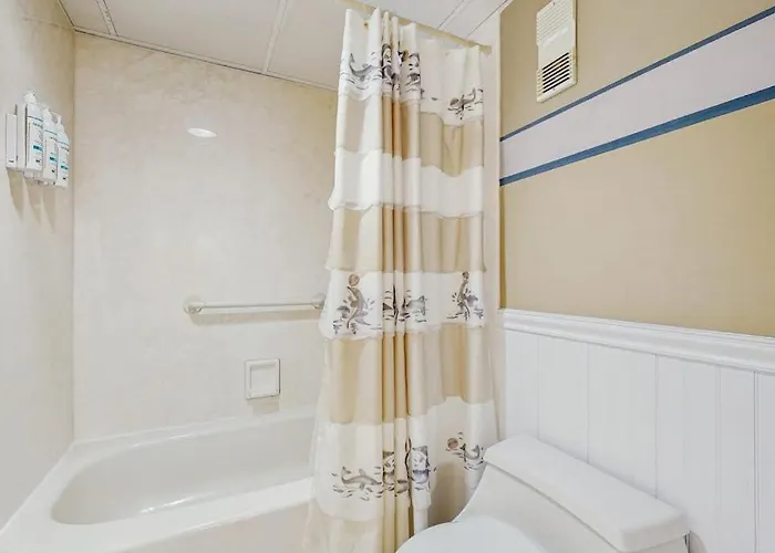 Holiday home Waterfront With Incredible Views Balcony Washer & Dryer Pools & Sauna *