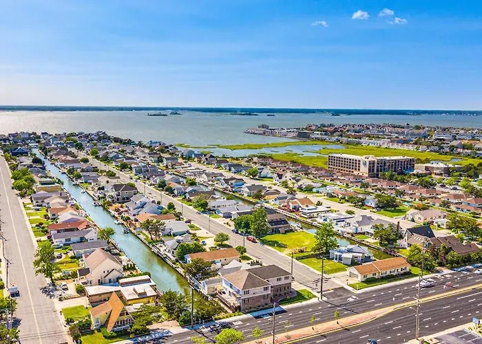 Waterfront With Incredible Views Balcony Washer & Dryer Pools & Sauna